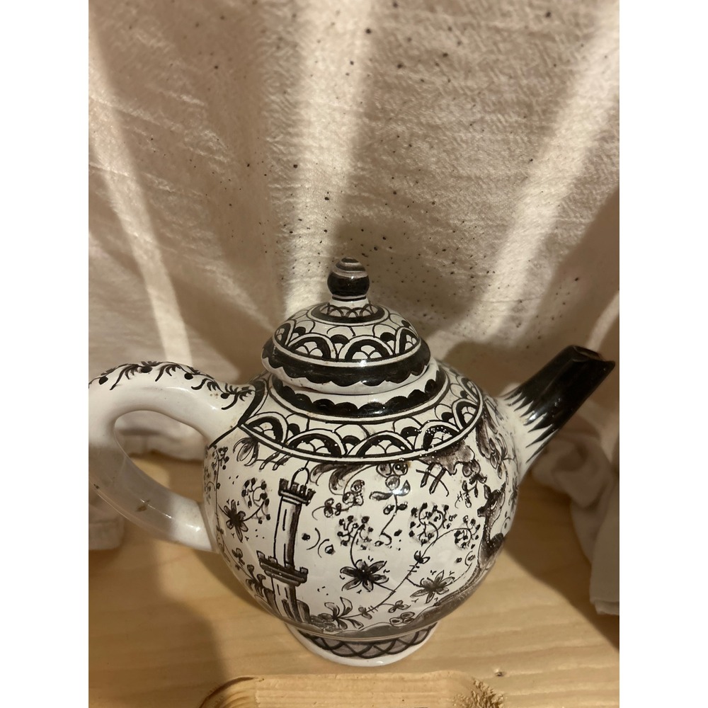 Soure‎ Portugal Hand Painted Teapot Sec XVII Black White Rabbit Castle Pottery